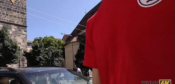 HUNT4K. Nerdy Cuckold beobachtet gehorsam den Sex von Freundinnen mit Fremden